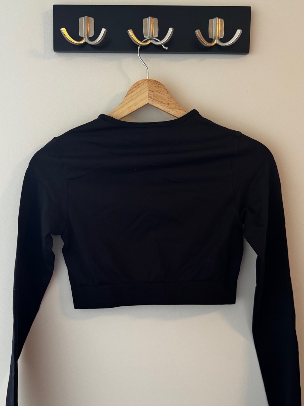 Gymshark Everyday Black Long Sleeve Seamless Crop Top with Logo - Picture 4 of 4